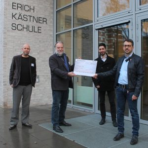 Scheckübergabe am Hermelinweg (von link nach rechts): Guido Surma, Didaktischer Leiter, Jörg Kowalczyk, 2. Vorsitzender des Schulvereins, Tobias Zanger und Axel Klein, Entwicklungsabteilung YXLON International Geldspende von Hamburger Firma für die Erich Kästner Schule