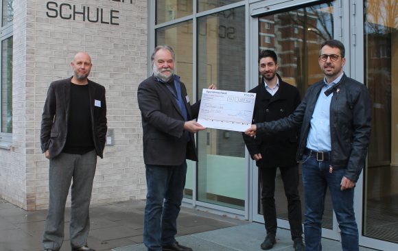 Geldspende von Hamburger Firma für die Erich Kästner Schule