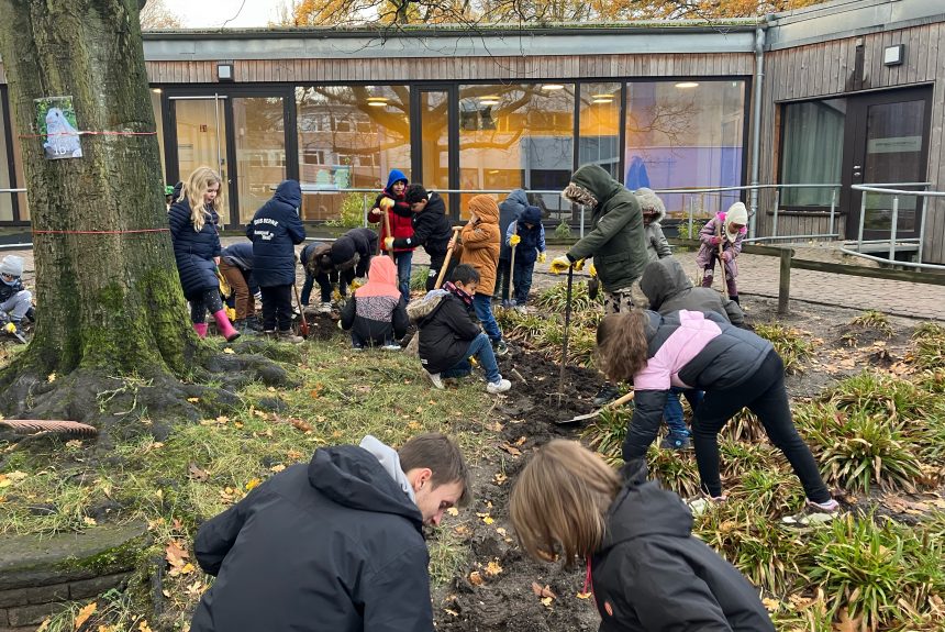 image0 Grundschulkinder pflanzen den Frühling