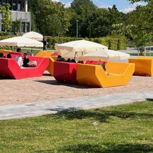 Der neue Schulhof am Hermelinweg in Sommerlaune
