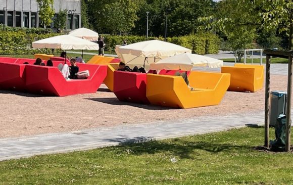 Der neue Schulhof am Hermelinweg in Sommerlaune