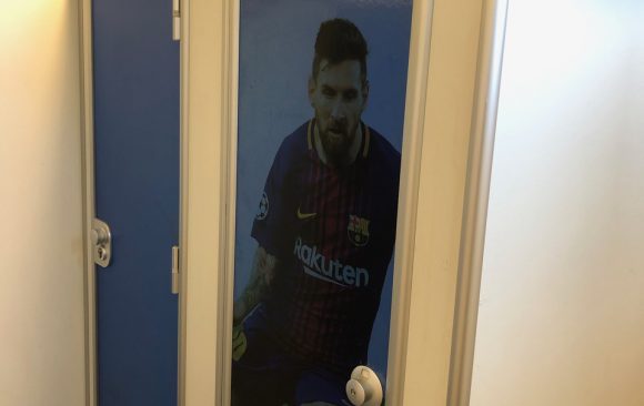Die „WC-Helden“ der EKS gestalten Hamburgs erstes „Fußball-Schulklo“