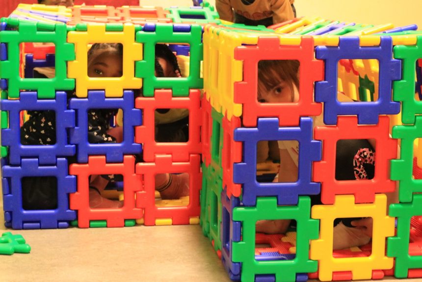 Neuer Spielflur über der Aula begeistert die Kinder